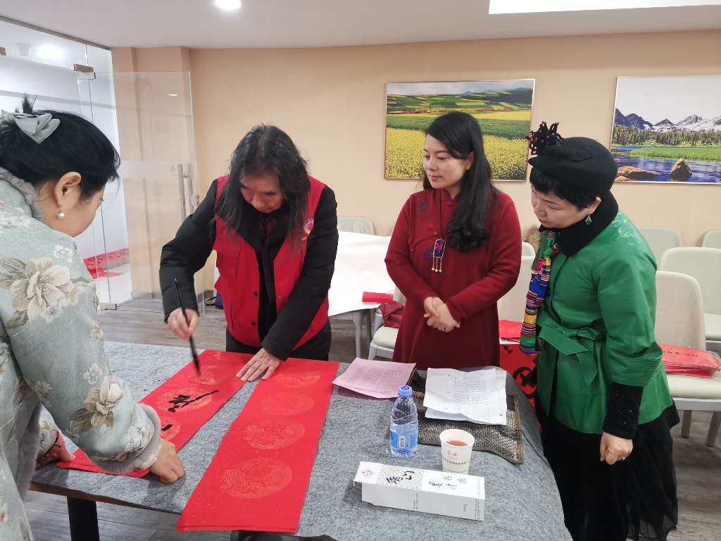 荷塘文联：写春联送祝福 翰墨飘香暖人心