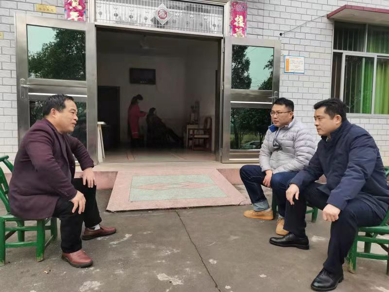 罗鹏程春节前走访慰问困难党员和群众