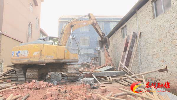 茶陵县城管局依法强制拆除两处违法建筑