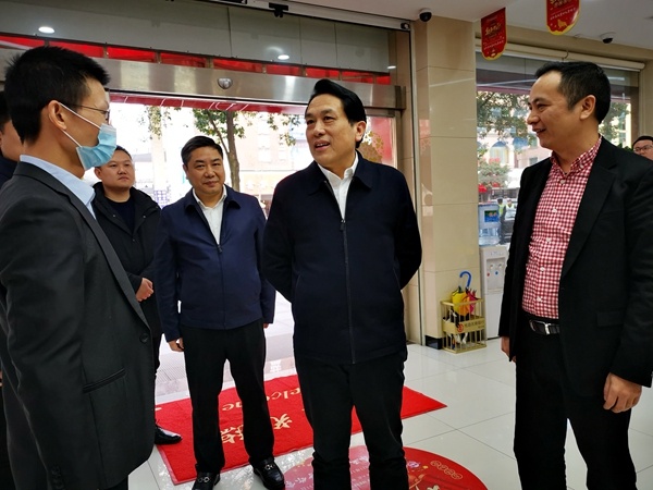 新年新气象 关爱暖人心 康月林看望慰问基层一线工作人员 向坚守岗位的劳动者致以新春祝福