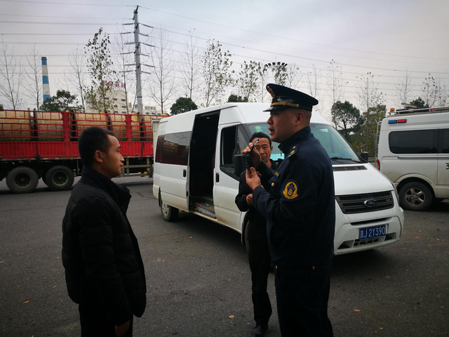 株洲交通执法部门查获4辆跨省非法营运车辆