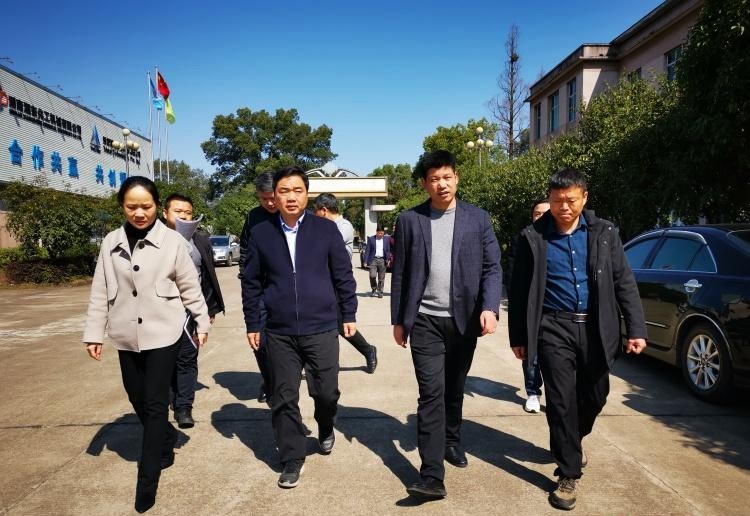 送祝福鼓干劲 县长李鹏程去了这些企业……