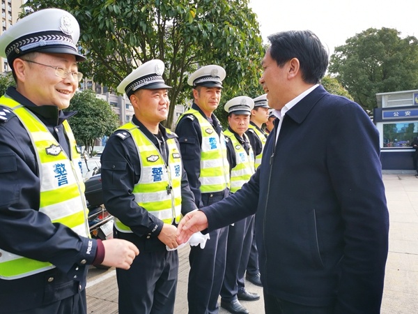 新年新气象 关爱暖人心 康月林看望慰问基层一线工作人员 向坚守岗位的劳动者致以新春祝福