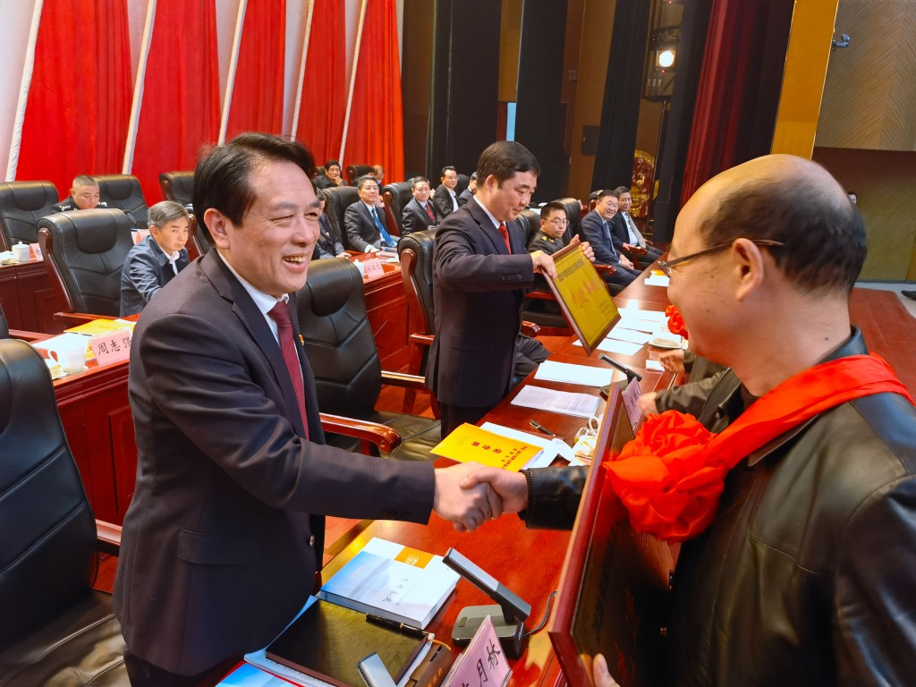 攸县召开三级干部暨文明建设表彰大会 康月林:咬定目标 铁心实干 为打造“一中心四样板”而努力奋斗