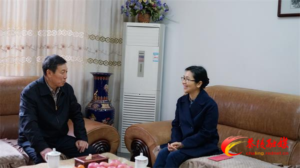江小忠节前走访慰问老干部