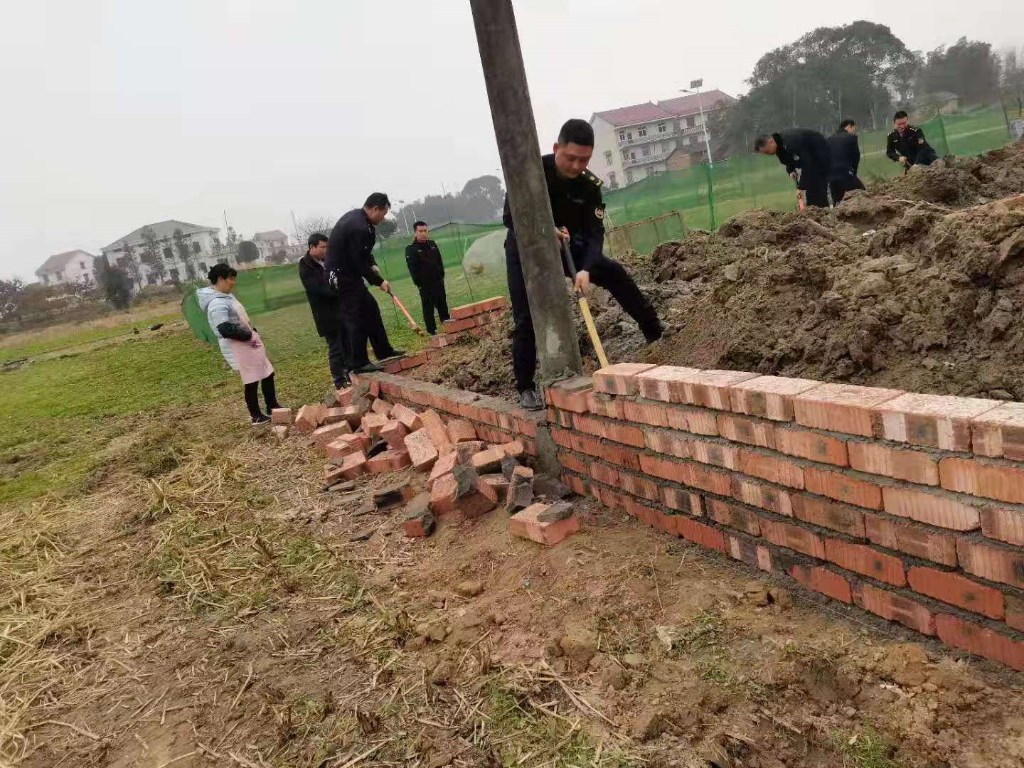 拆除违法建设，守住耕地红线