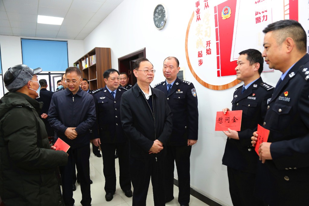 市委常委、市委政法委书记杨玉芳一行 来荷塘区慰问