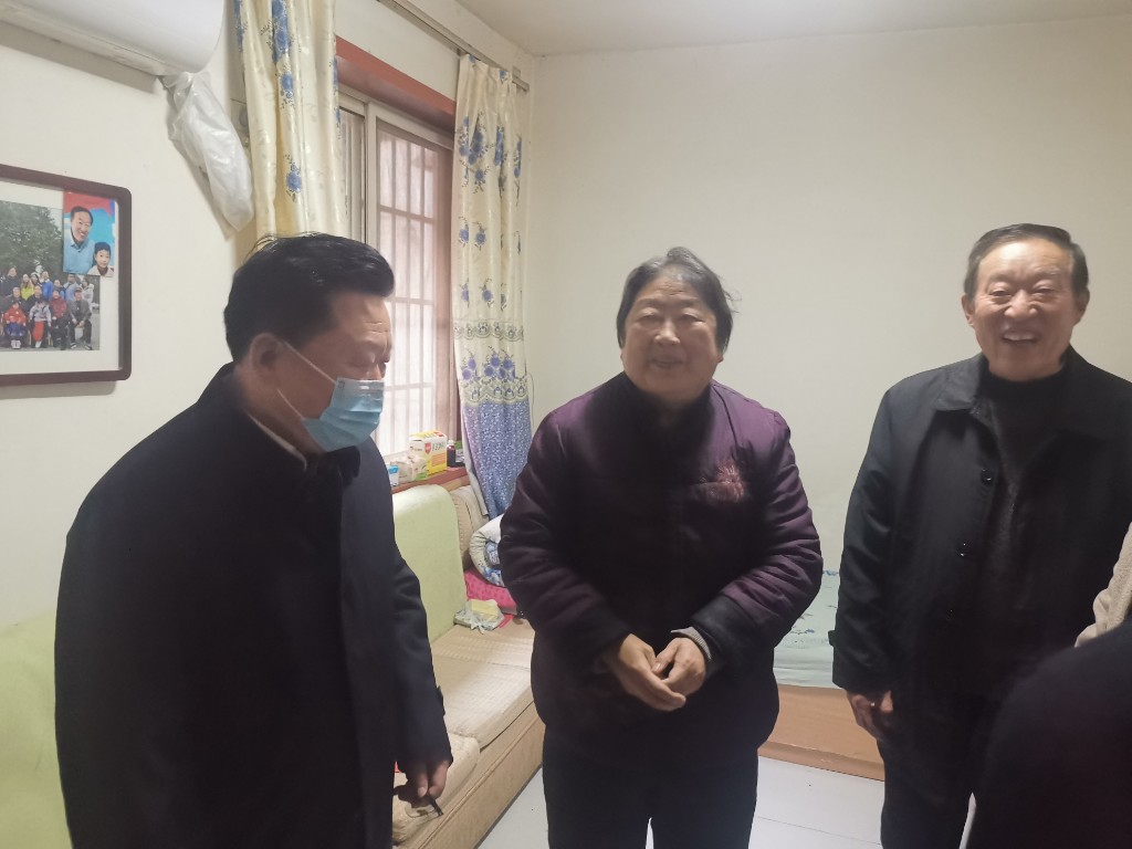 谭可敏副市长慰问困难党员、看望专家人才