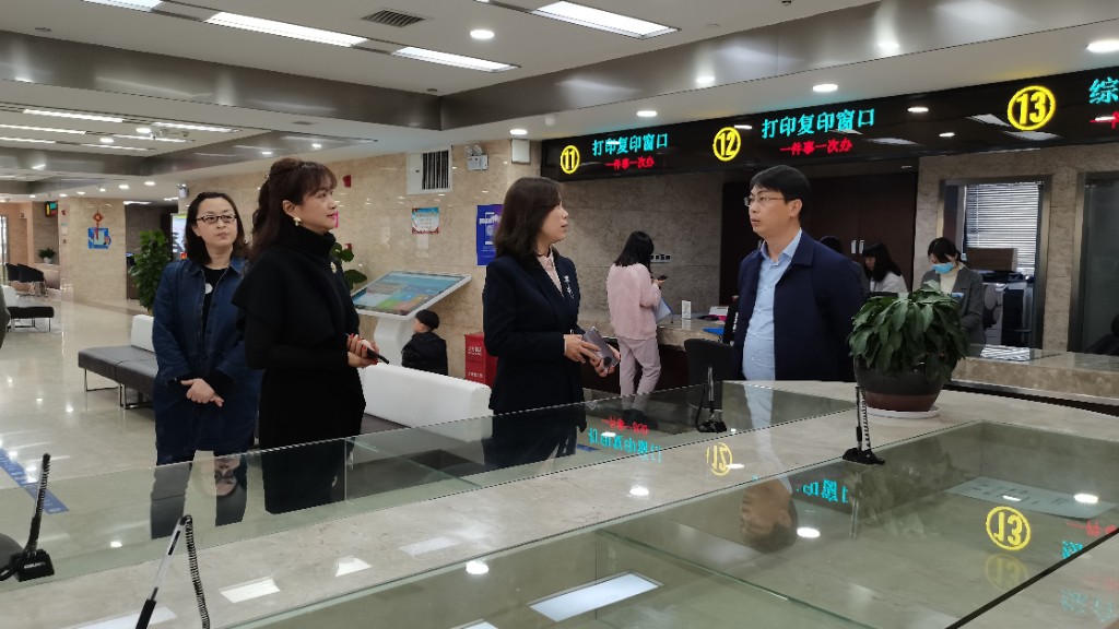 区领导调研指导政务服务改革工作