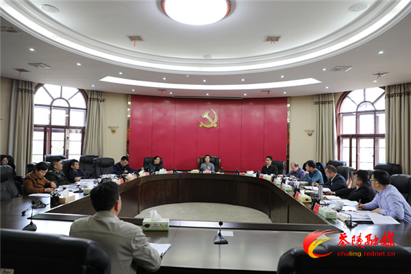 江小忠主持召开县委常委会会议