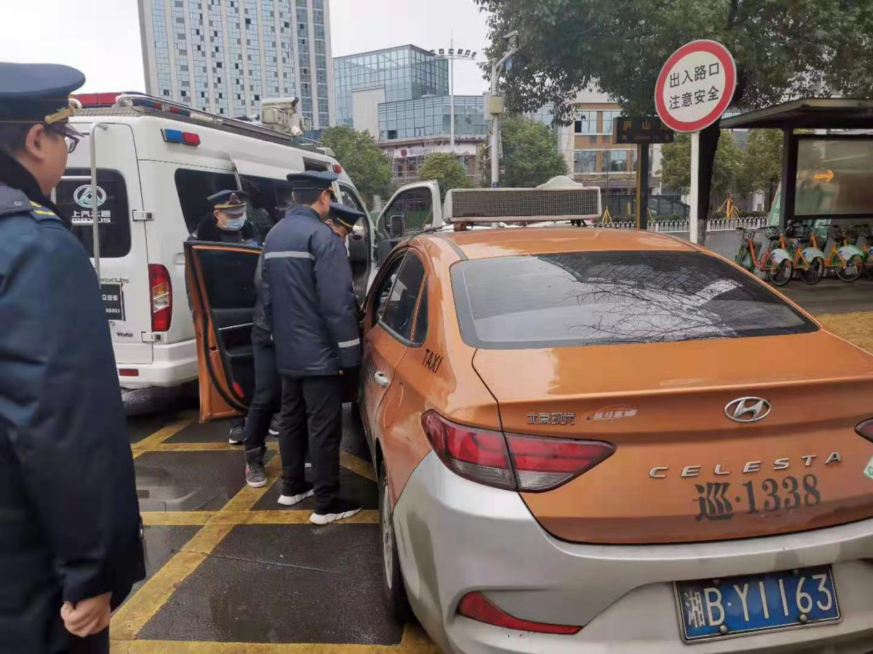 护航春运保安全交通执法在行动