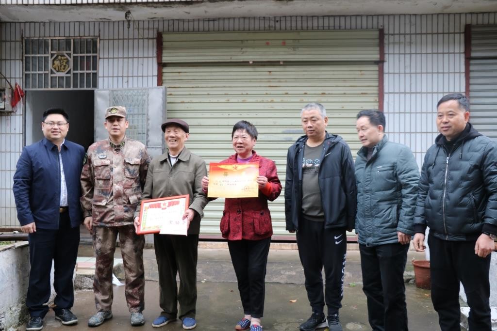 元宵佳节送喜报，四人荣立三等功