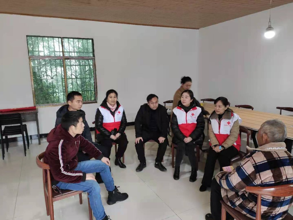 区红十字会开展“红十字博爱送万家” 走访慰问活动