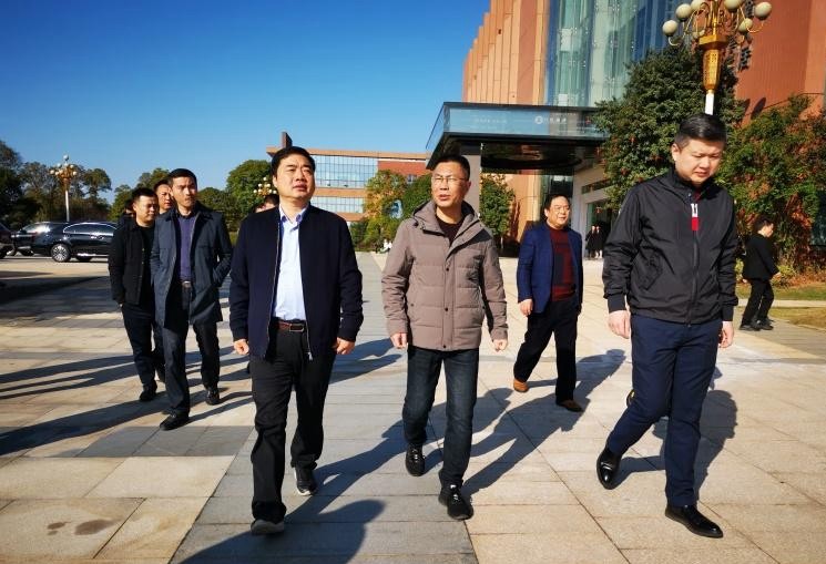 送祝福鼓干劲 县长李鹏程去了这些企业……