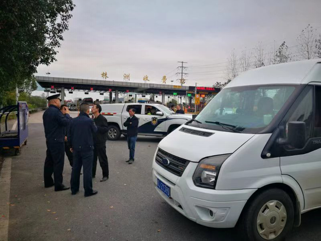 株洲交通执法部门查获4辆跨省非法营运车辆