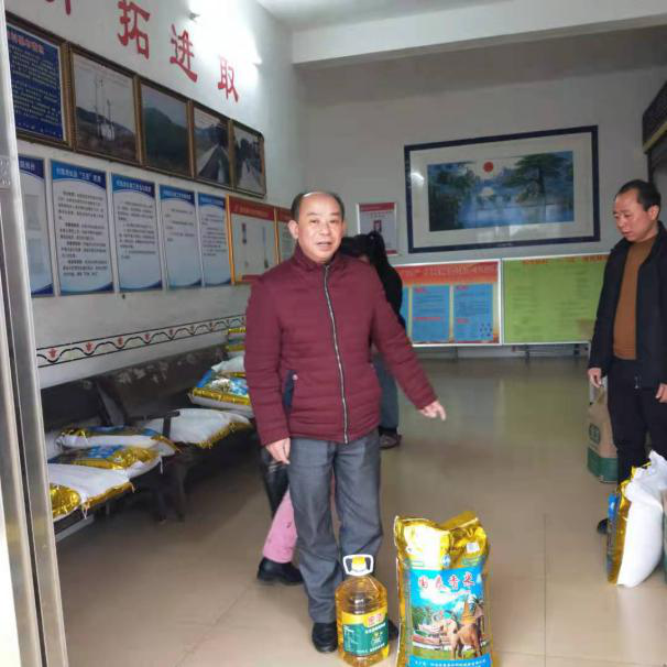 县金融办春节前扶贫走访慰问