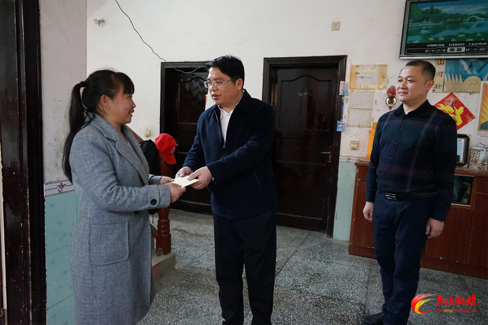 邓元连深入秩堂镇走访慰问指导工作