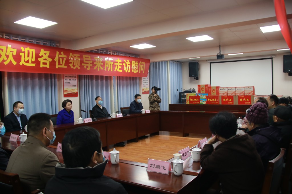 市委常委、市委政法委书记杨玉芳一行 来荷塘区慰问