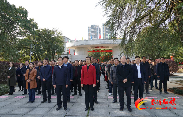上班第一天：县委大院、县政府大院举行升旗仪式