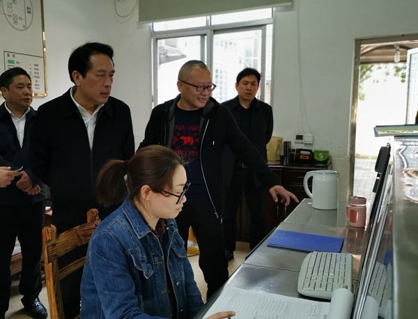 新年新气象 关爱暖人心 康月林看望慰问基层一线工作人员 向坚守岗位的劳动者致以新春祝福
