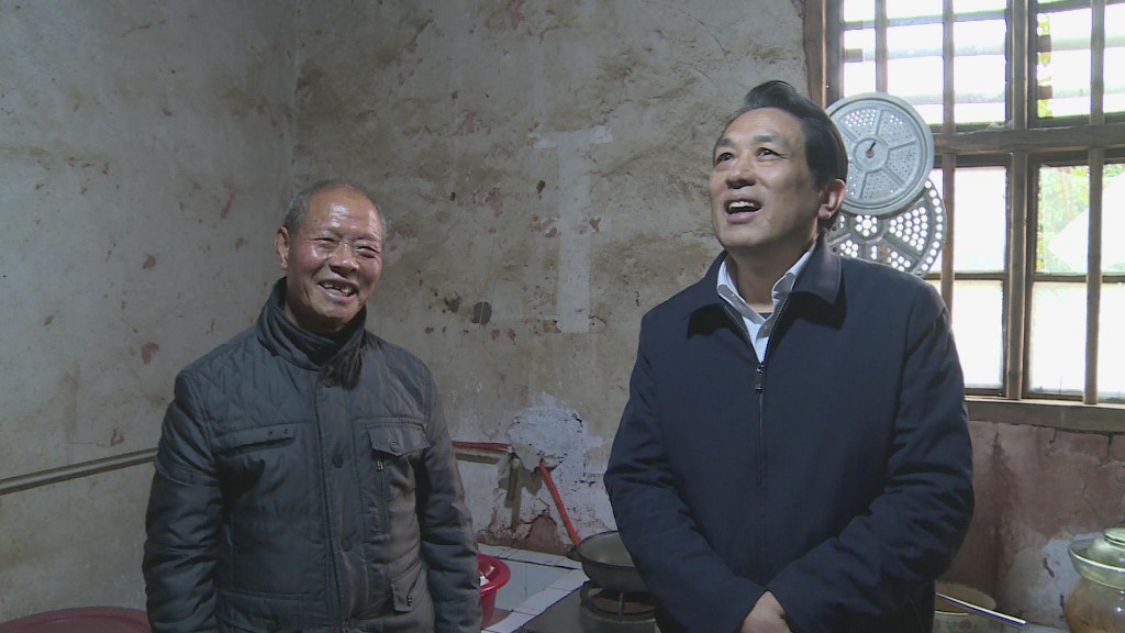 康月林走访慰问困难党员和离退休老干部