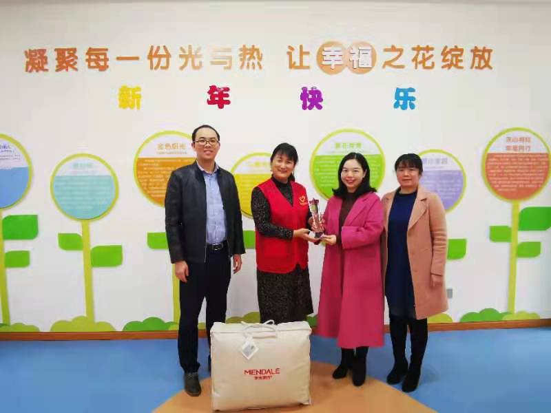 区委组织部到茨菇塘街道为“最美老干部”颁发奖杯