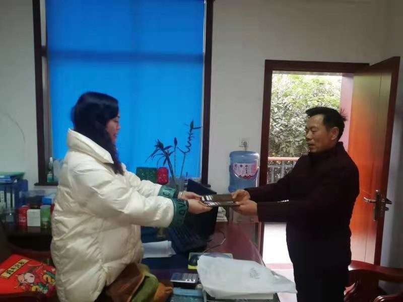 园林工人拾金不昧  平凡中传递正能量