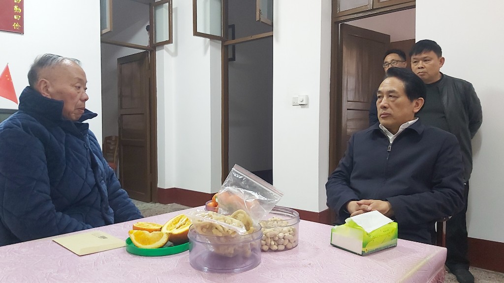 康月林走访慰问困难党员和离退休老干部