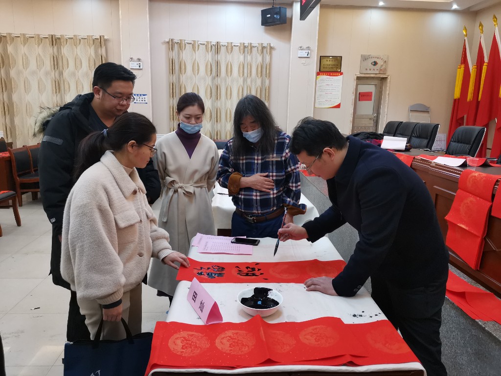 荷塘文联：写春联送祝福 翰墨飘香暖人心