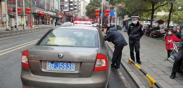 护航春运保安全交通执法在行动
