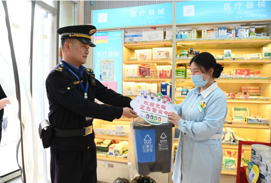 芦淞城管开展示范街垃圾分类进门店活动