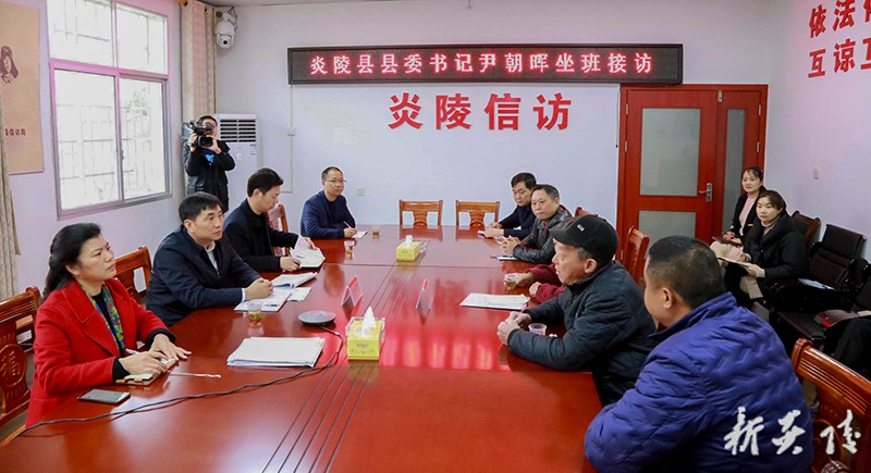 尹朝晖接访信访群众 协调推动信访问题有效解决