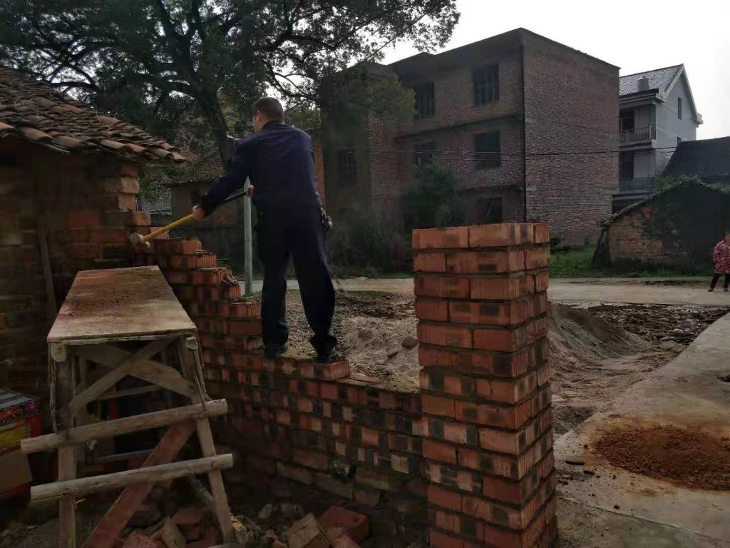 严格落实“即查即拆”，狠刹违建之风