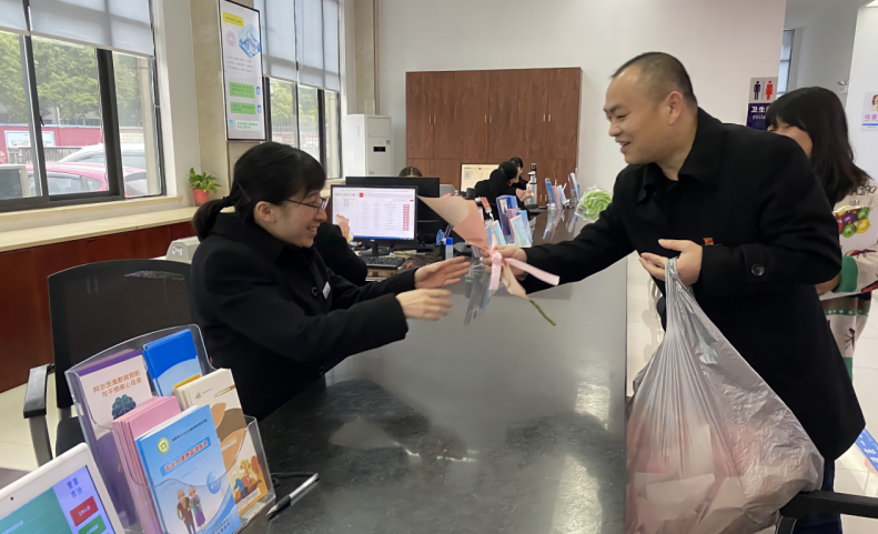区行政审批服务局“三八”妇女节开展送鲜花送祝福活动