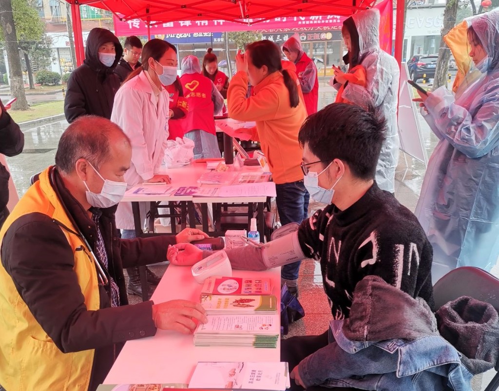 我区多部门开展“学雷锋”主题活动
