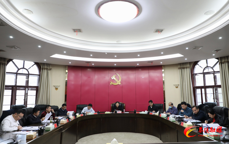 江小忠主持召开县委常委会会议