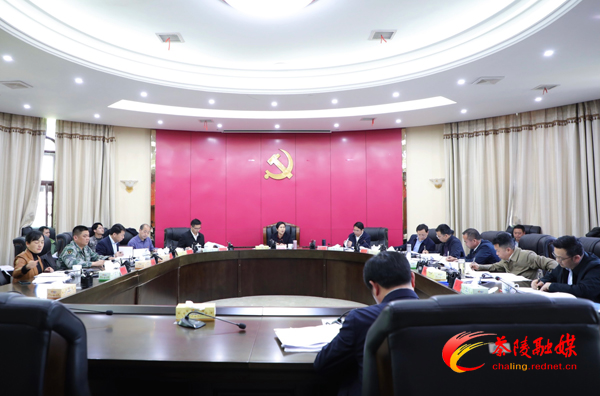 江小忠主持召开县委常委会会议