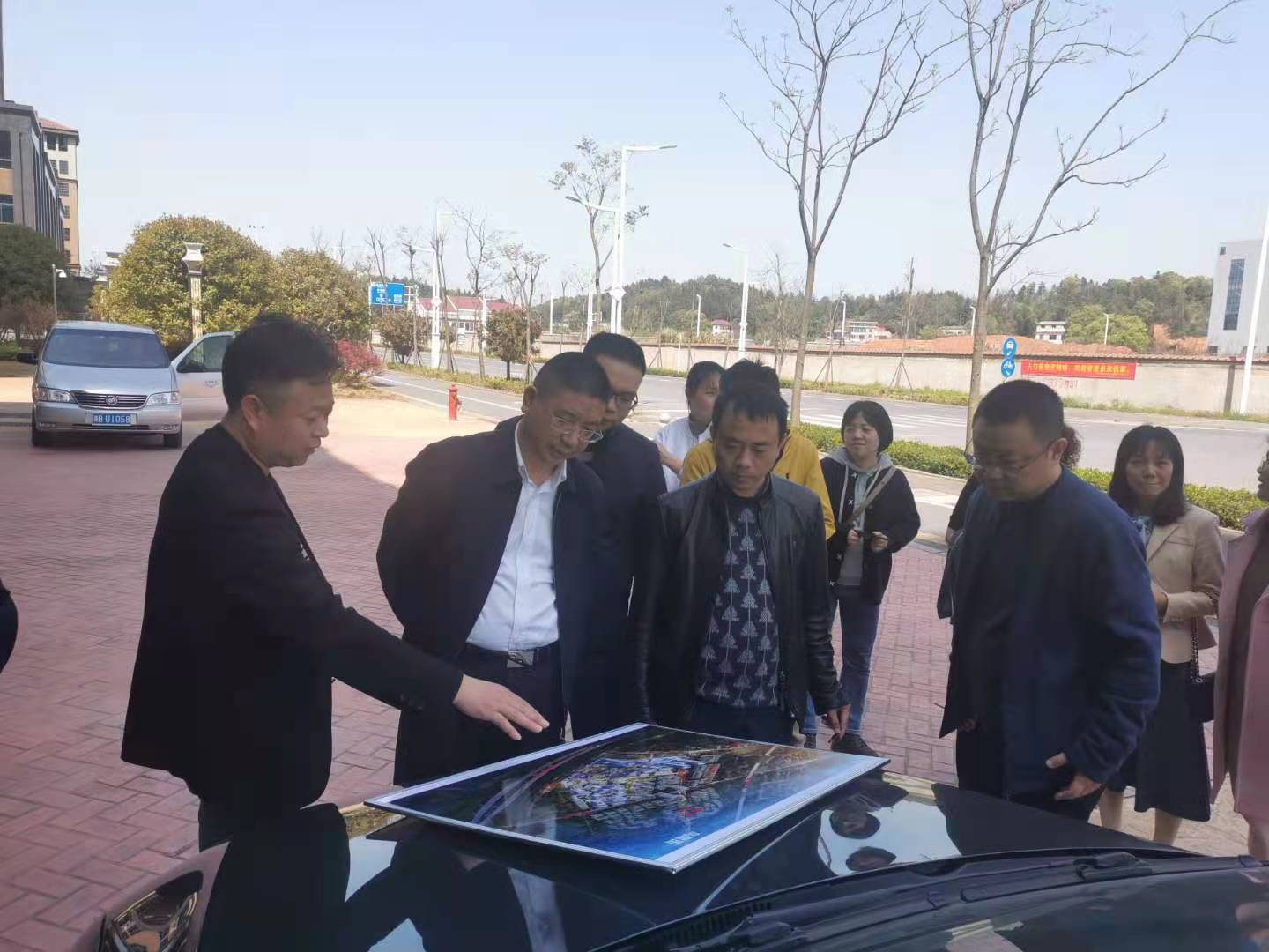 市发改委党组成员、总经济师刘和球一行来我区开展株醴融城及白关服饰小镇调研