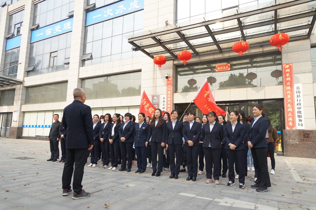 县行政审批服务局开展“优化营商环境”户外宣传活动