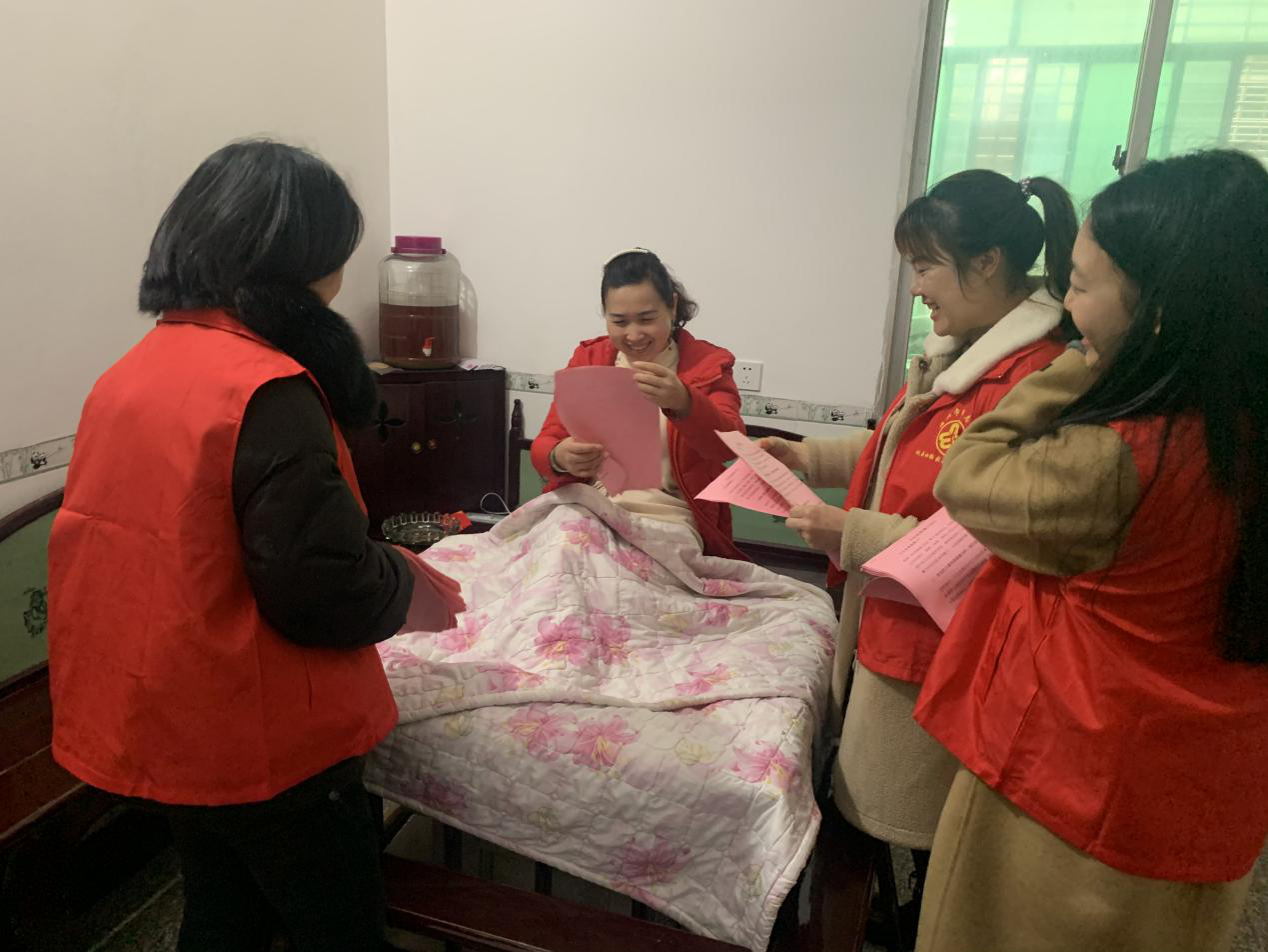 鸾山镇“建设法治鸾山 巾帼在行动”志愿活动