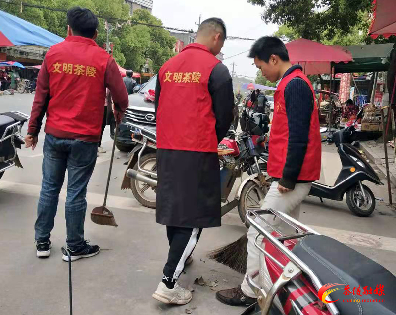 界首镇：开展“学雷锋义务扫大街”志愿者服务活动