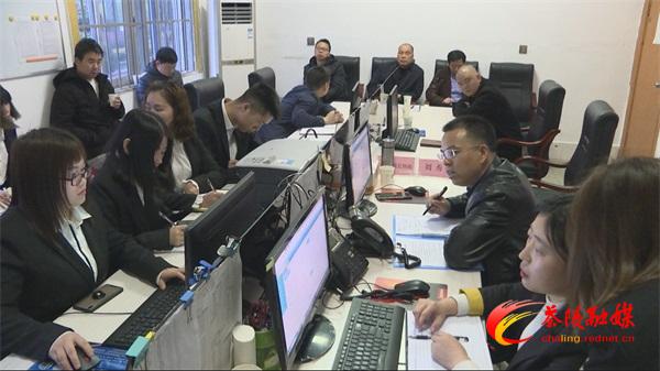 刘秀云接听“12345”县长热线
