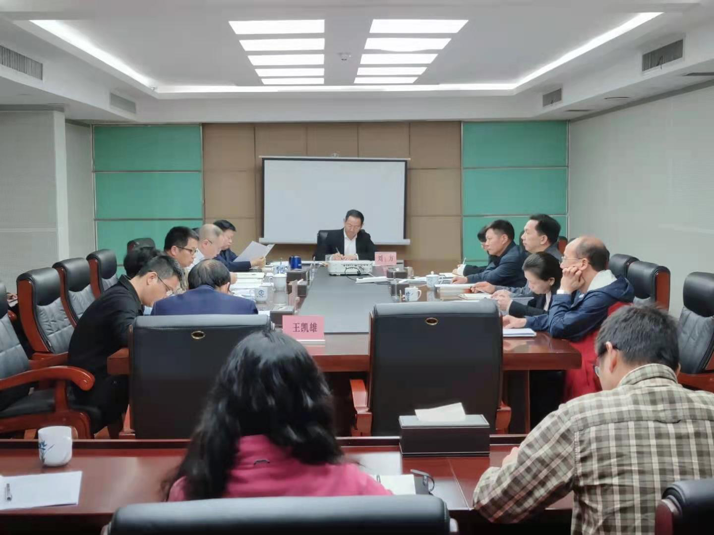 突出治理 注重结合 市审计局党组重温党的十九届四中全会精神