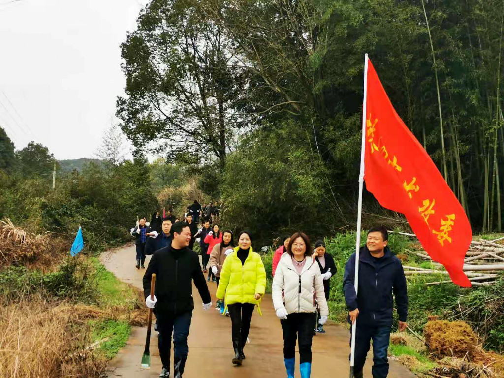 市发改委开展义务植树、助推绿色株洲建设