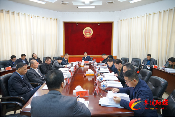 邓元连主持召开县政府常务会议
