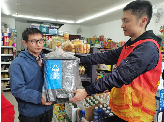 芦淞城管开展示范街垃圾分类进门店活动