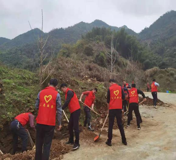 【党旗下的新时代文明实践】鸾山镇“播一片绿林，种一份爱心”植树节志愿活动