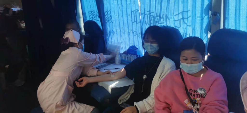 用热血奉献爱心——荷塘区疾控中心组织职工参加无偿献血活动