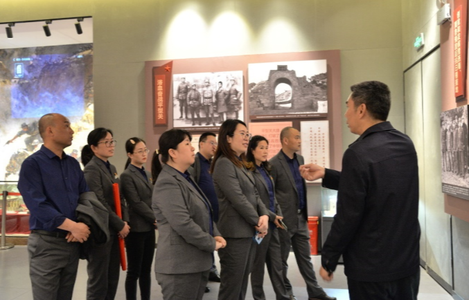 区行政审批服务局开展党史学习教育第一次专题学习