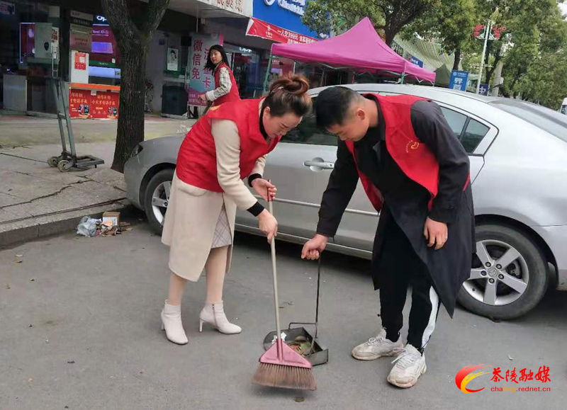 界首镇：开展“学雷锋义务扫大街”志愿者服务活动